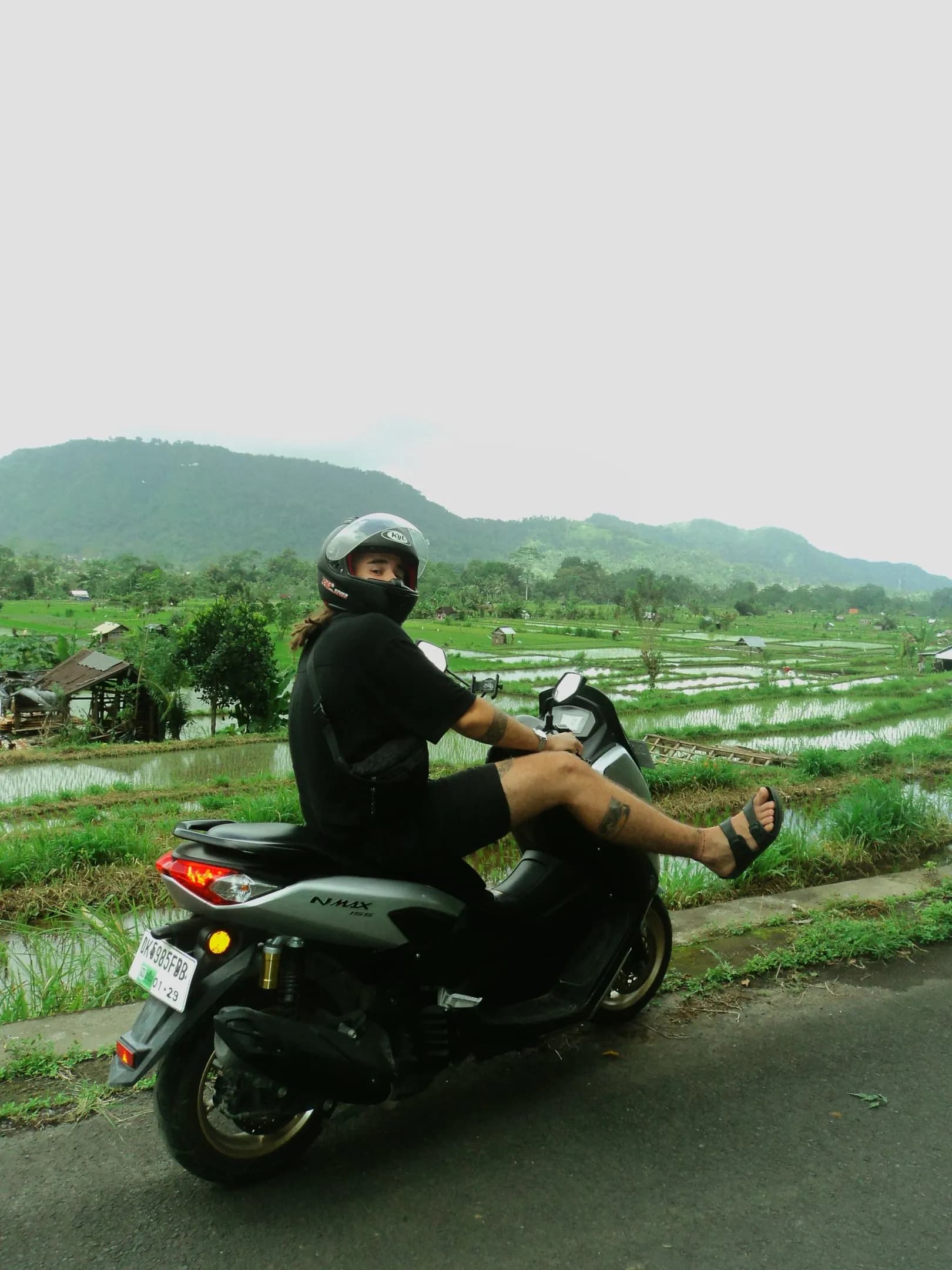 Motorista entre arrozales