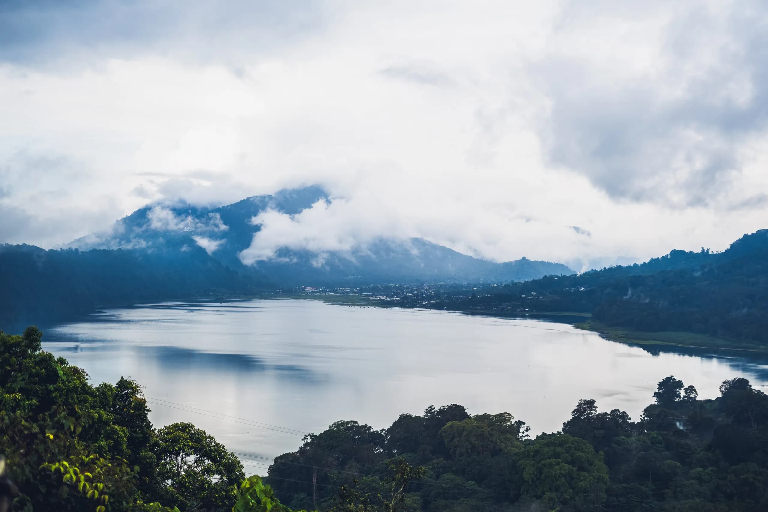 Lago de montaña entre nubes