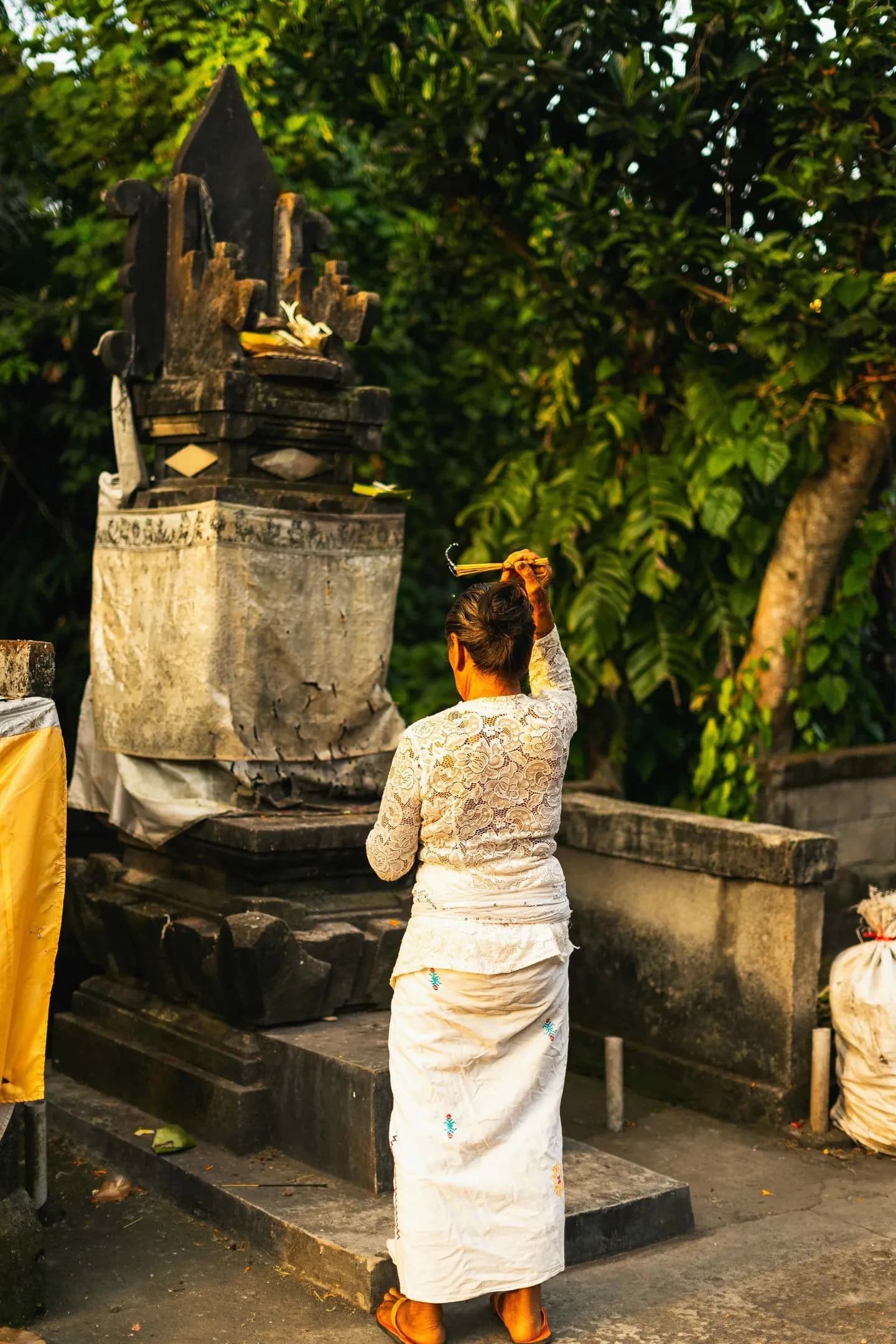 Mujer haciendo una ofrenda en un templo