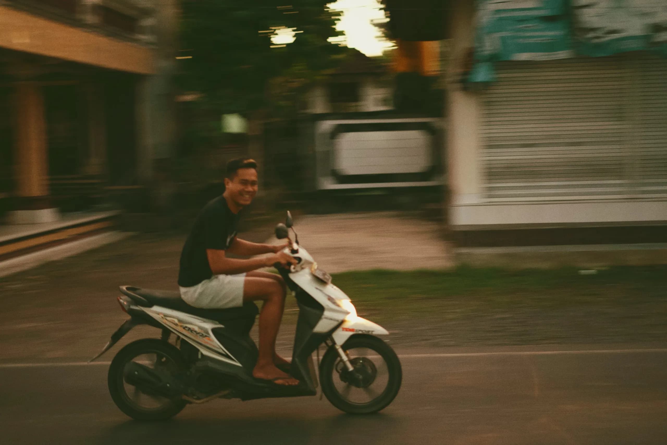 Hombre en scooter por una calle