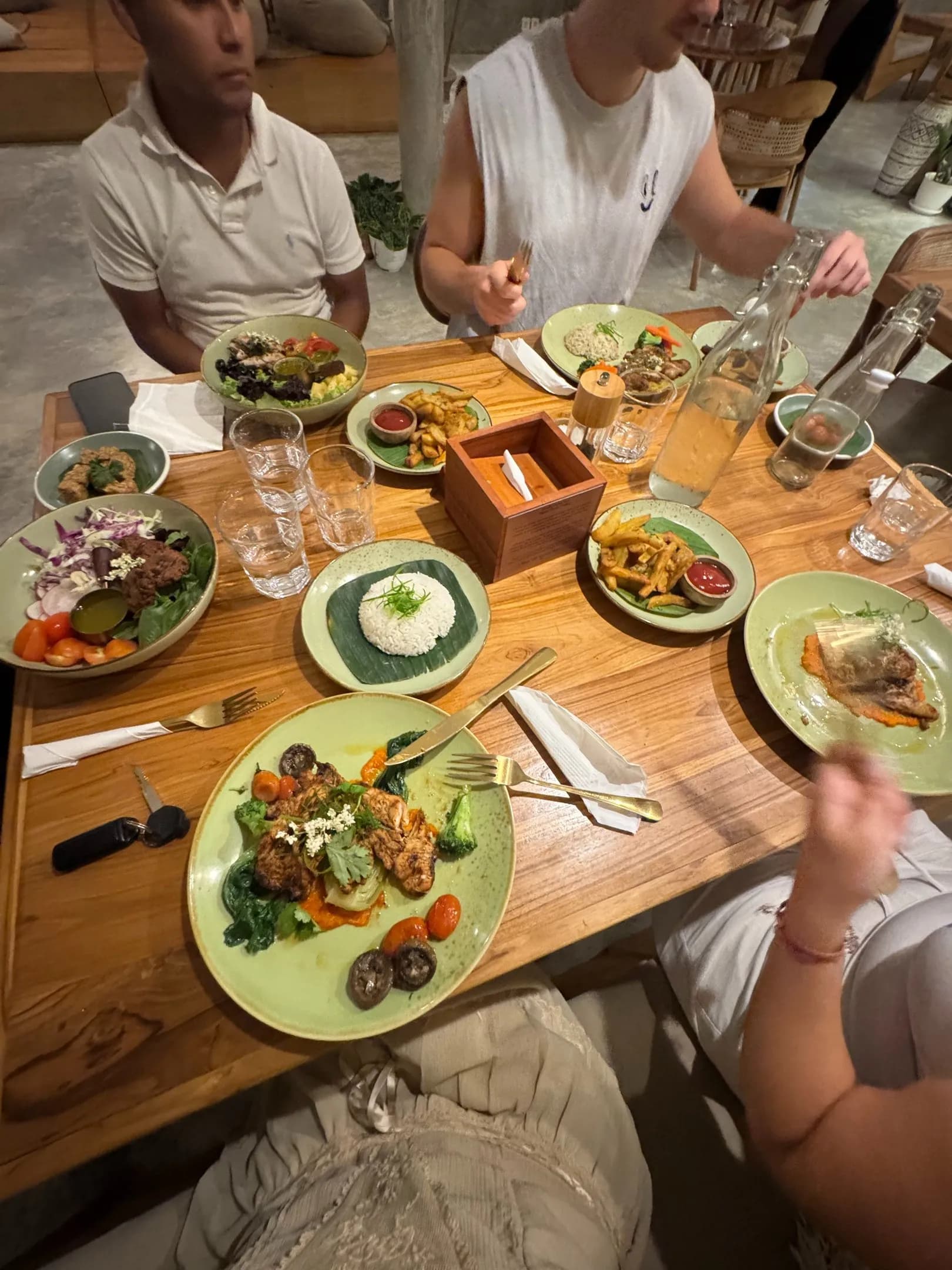 Mesa con platos balineses para compartir