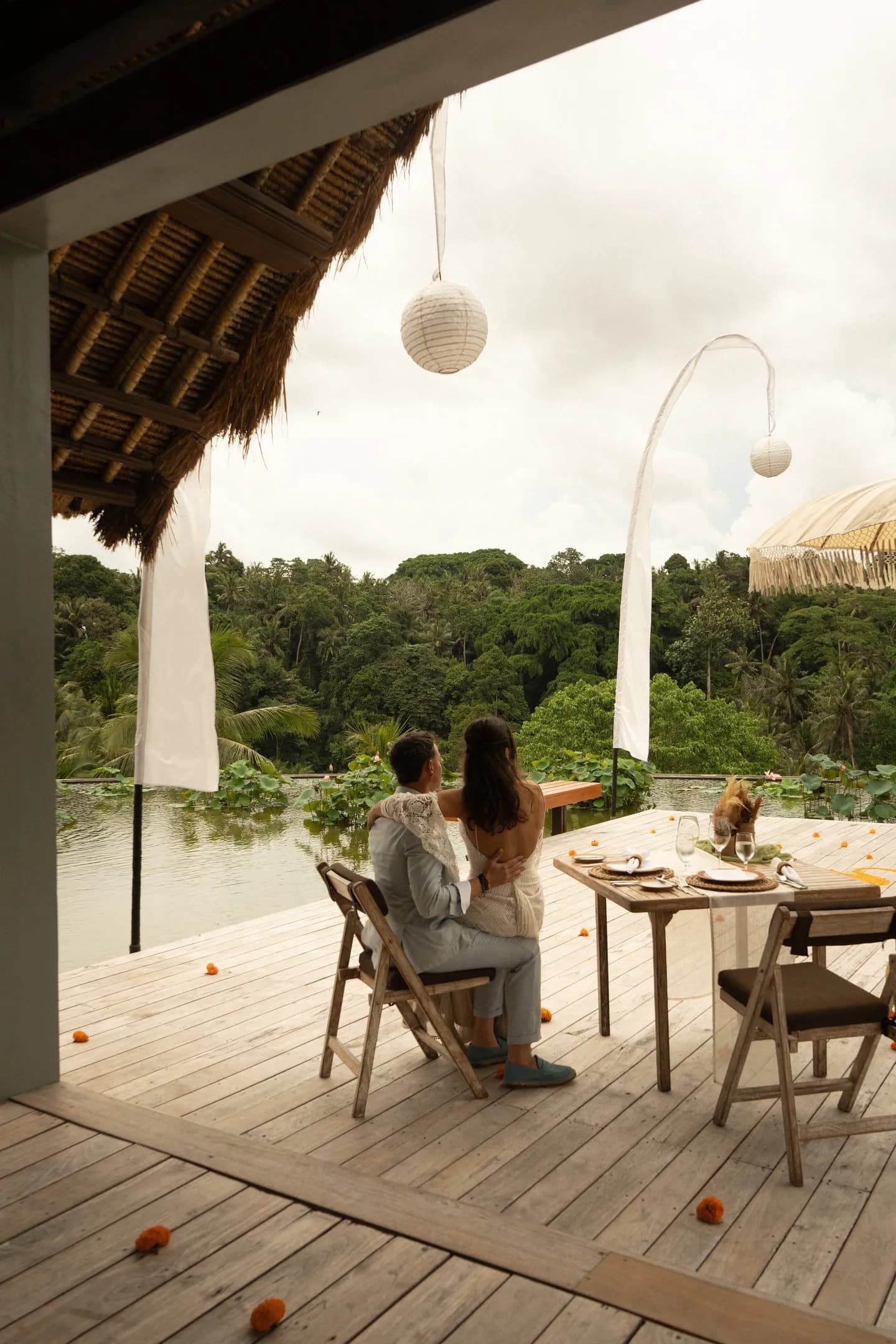 Pareja en una terraza de madera con vistas a la selva
