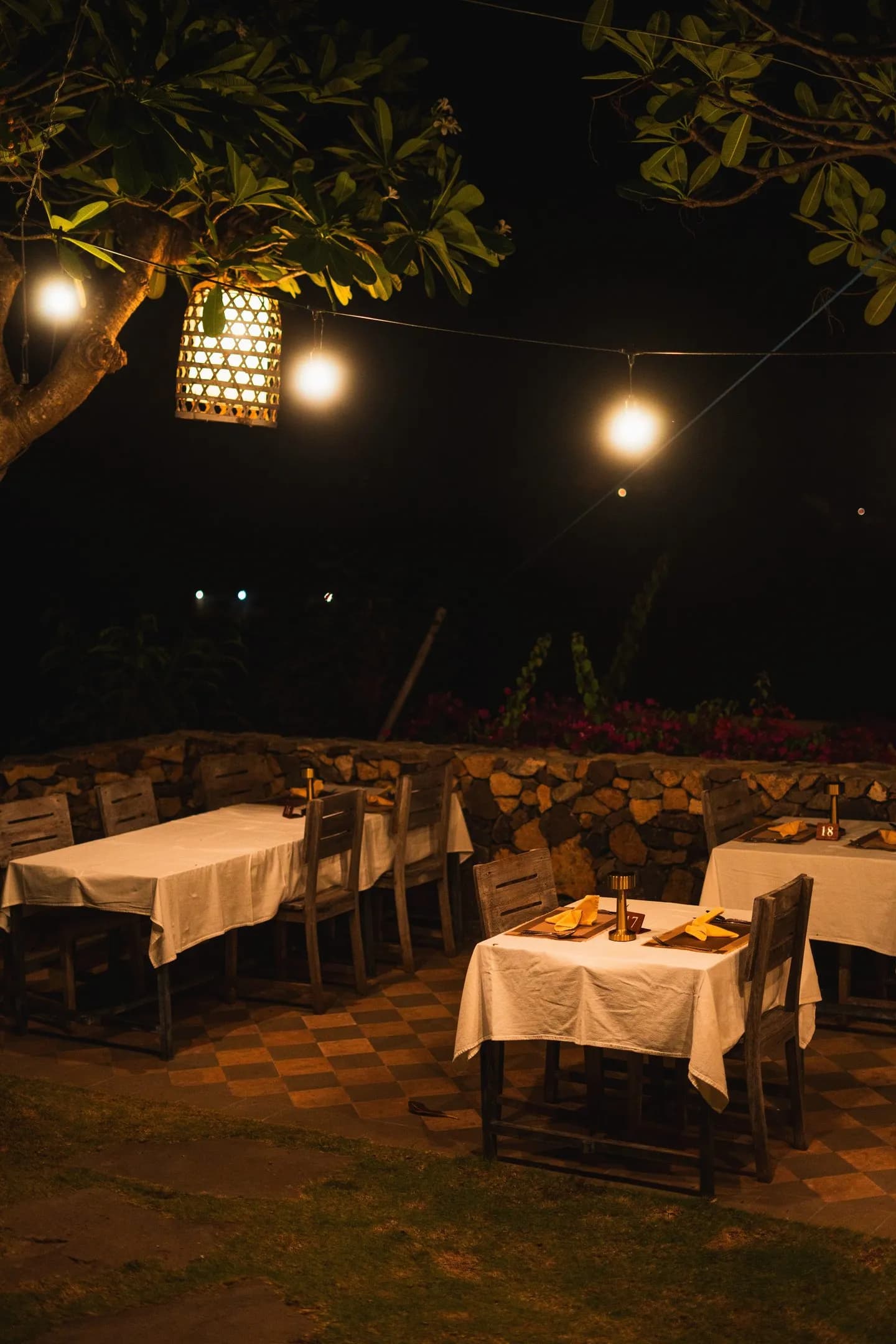 Cena al aire libre con mesas iluminadas por la noche